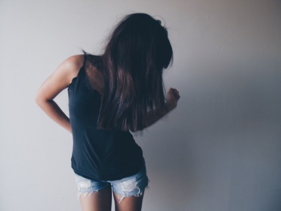 Kvinna behandlas av psykolog online för PMS